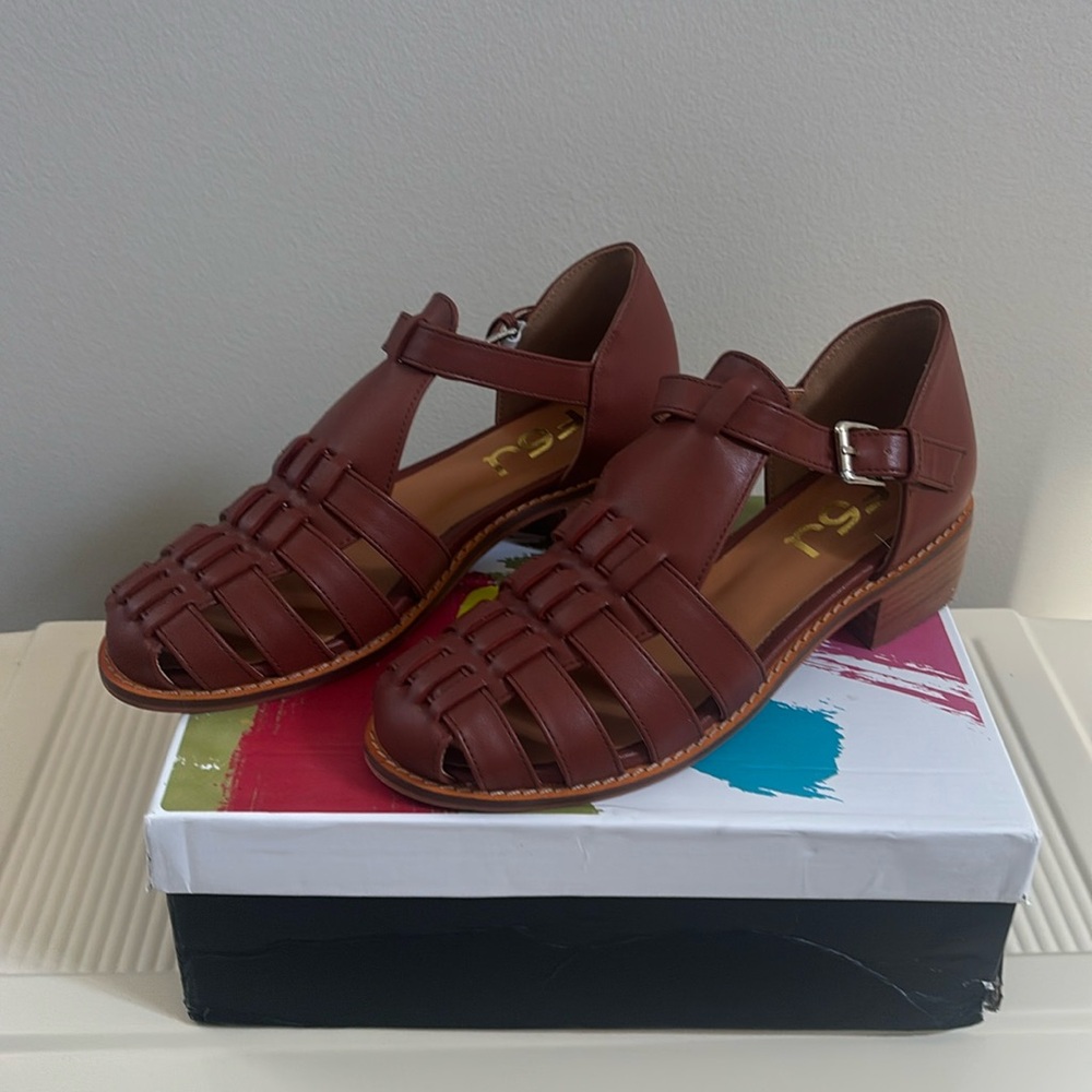 FSJ Women's Closed-Toe Fisherman Sandals in Brown